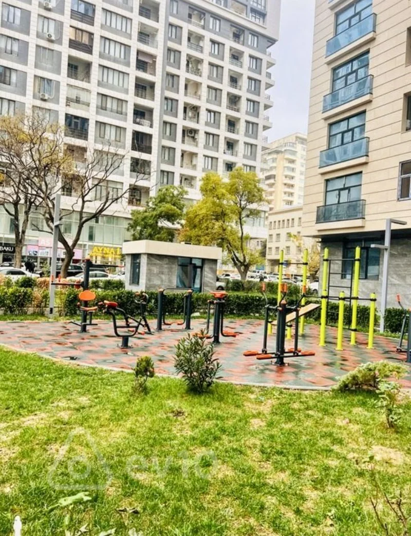4 otaqlı mənzil, 195 m², 28 May m.st M.Refili kuç — Bakı