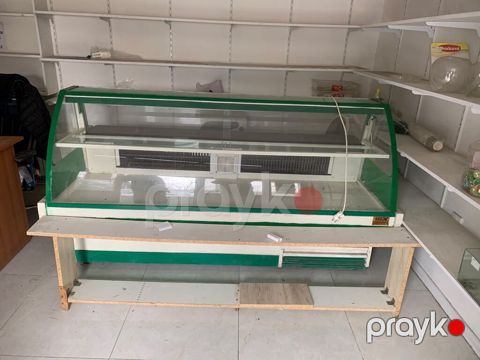 Vitrin soyuducu satilir 550azn. Unvan kesle Nigaz — Bakı
