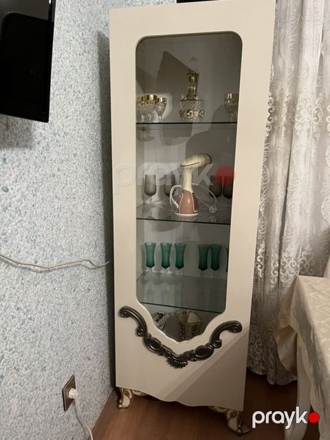 Zərif vitrin şkaf - Material: MDF korpus, ön hissə şüşə qapı ilə — Bakı