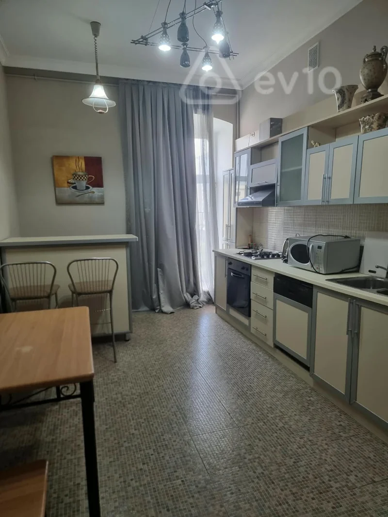 3 otaqlı mənzil, 130 m², Salatın Əsgərova — kirayə — Bakı