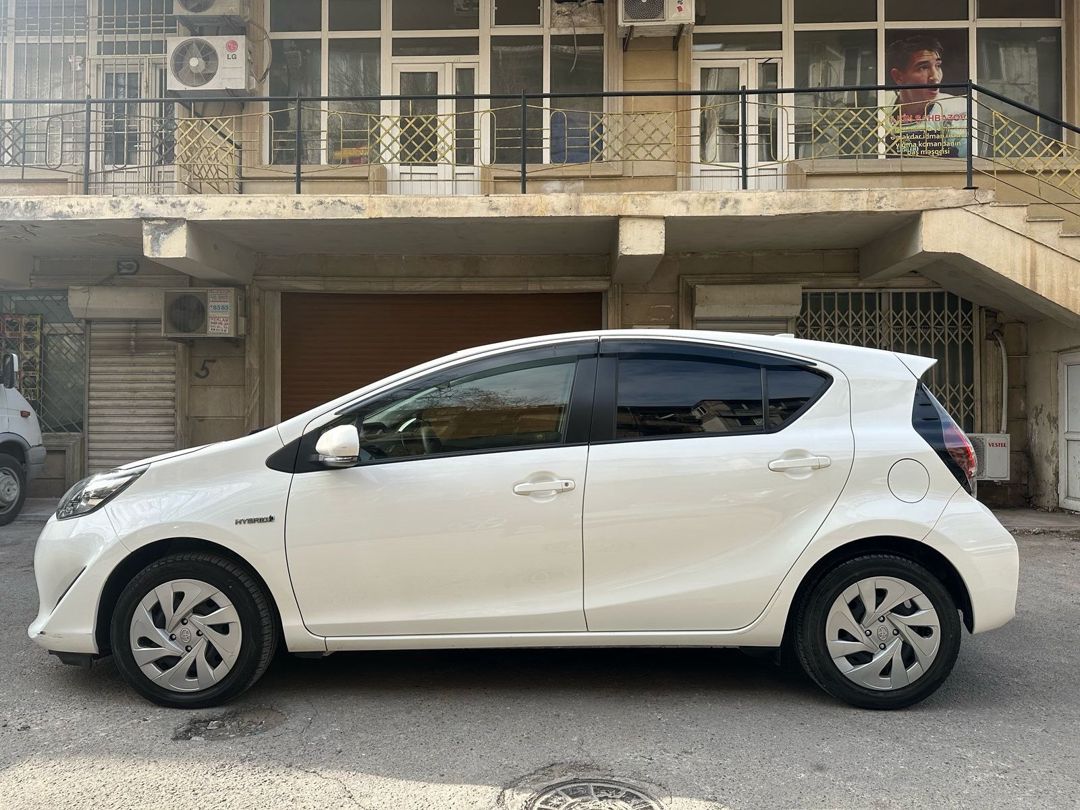 Toyota Aqua icarəsi — Avtomobil icarəsi, Bakı (6)