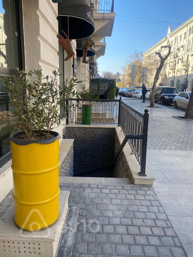 Obyekt, 130 m², Xəqani küç — kirayə — Bakı