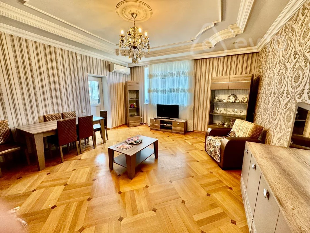 3 otaqlı mənzil, 125 m², 8-ci mikrorayon — Bakı