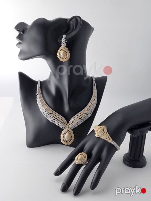Bijuteriya dəsti boyunbağı və qolbaq və sırğa və üzük PN300240_0150SN büllur — Bakı