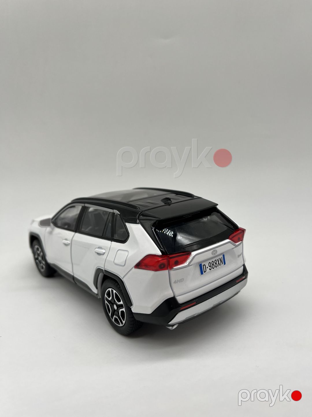 Oyuncaq maşın Toyota RAV4, metal, ağ, 12 yaş — Mallar, Bakı (2)