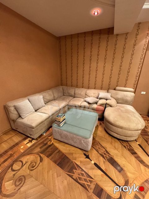 Divan fabrik malidir .550₼ satilir .Ela veziyyetdedi .Unvan Nesimi ray — Xəyalə