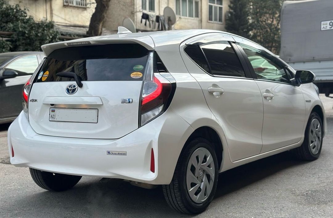 Toyota Aqua icarəsi — Avtomobil icarəsi, Bakı (5)