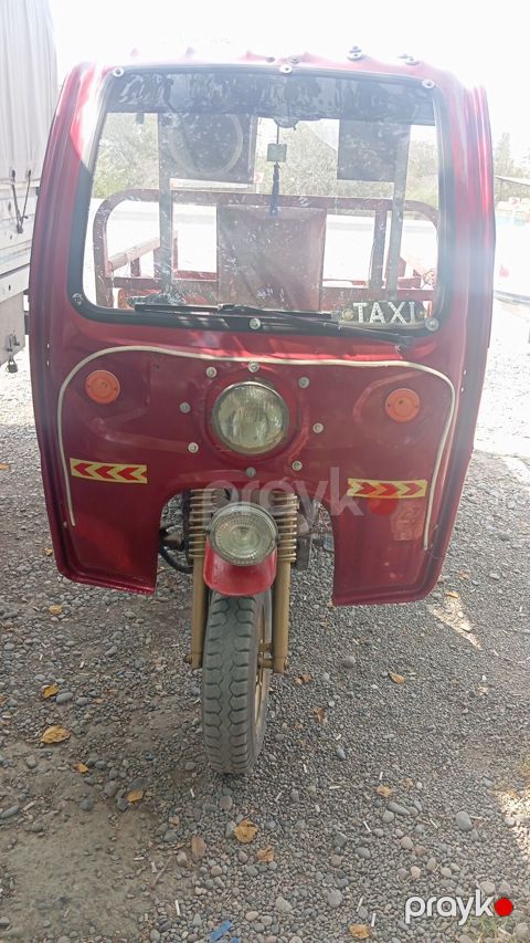 Yükdaşıma üçün üçtəkərli moto-transport (kabinli, açıq bortlu kuzov) — Saatlı