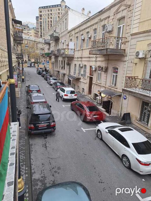Satılır 4 otaqlı köhnə tikili 185 m² — Bakı