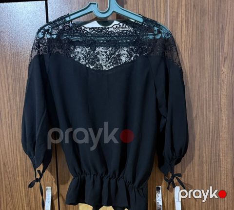 Qara krujeva detallı bluz - Rəng: qara - Üst hissədə incə krujeva — Digah