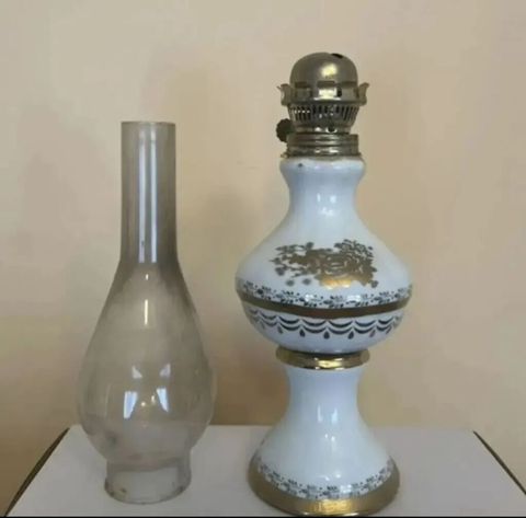 Antik kerosin lampası - Material: Porcelan gövdə, pirinç (metal) — Məişət kimyəvi maddələri