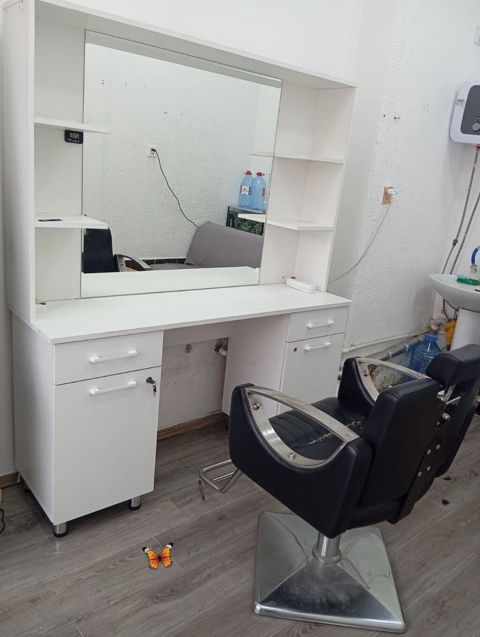 Salon güzgüsü və kreslo dəsti - Geniş ölçülü divar güzgüsü ilə iş — ikinci el mallarin satisi — Biznes və avadanlıq