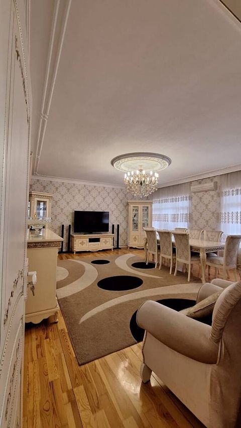 Satılır 5 otaqlı köhnə tikili 135 m² — Bakı