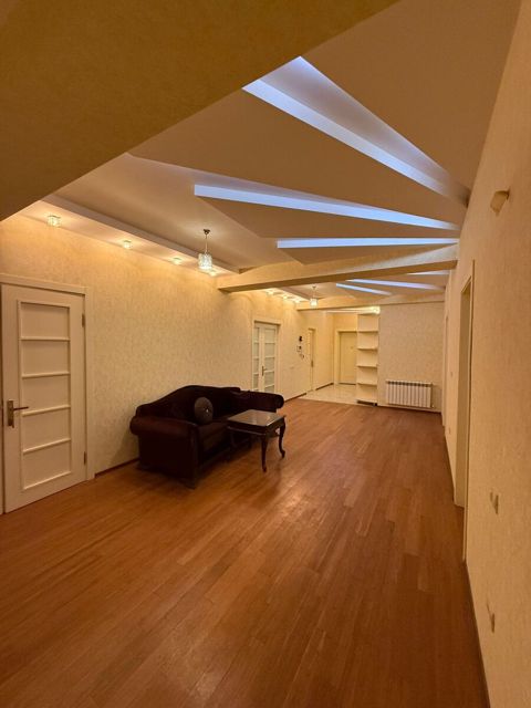 Satılır 5 otaqlı yeni tikili 200 m² — Ayxan