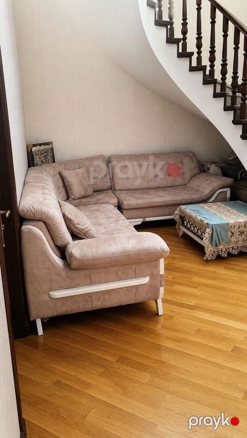 Kunc divan satilir. Qiymet 500 azn.Unvan: Razin _&M1 — Bakı
