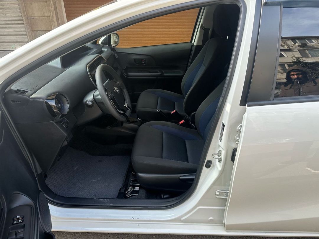 Toyota Aqua icarəsi — Avtomobil icarəsi, Bakı (3)