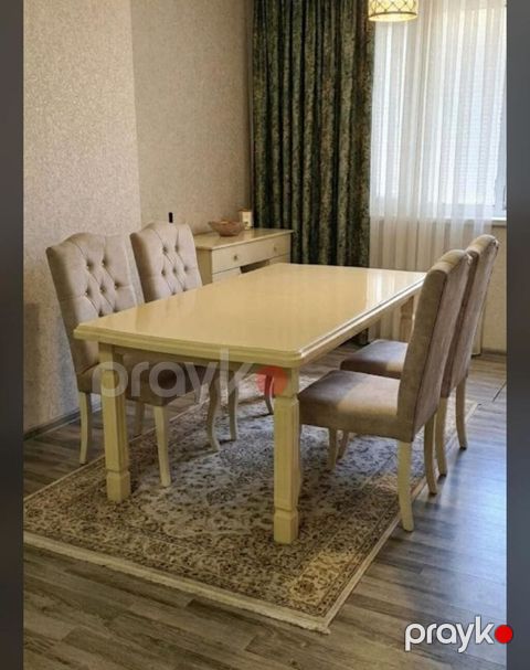 Masa dəsti 6 stulla 400₼. Stullar heç işlənməyib. Masa açılır. Ünvan — Bakı
