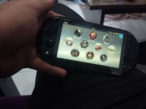 Sony PlayStation Vita (PS Vita) əl konsolu Xüsusiyyətlər: - Portativ — Bakı