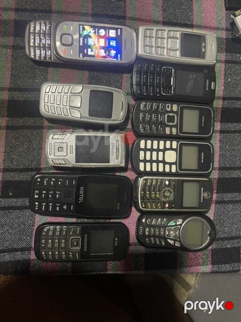 Kolleksiya: klassik düyməli mobil telefonlar - Çeşid: şəkillərdə — Bakı