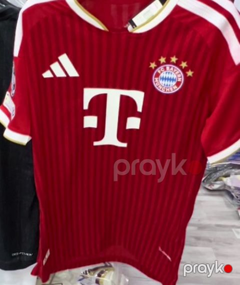 Bayern München futbol forması – qırmızı rəngdə, incə şaquli zolaqlı — Bakı