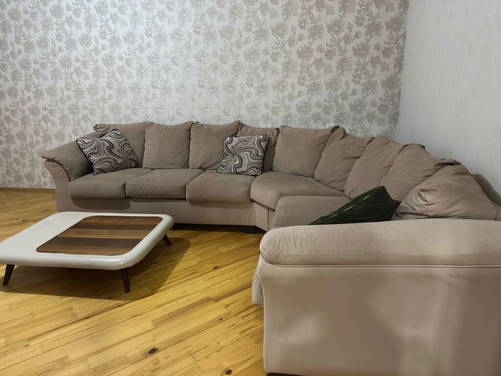 Mebel dəsti – nəhəng guşə divanı, TV stendi və aşağı kofe masası — Qonaq otağı üçün, Bakı (2)