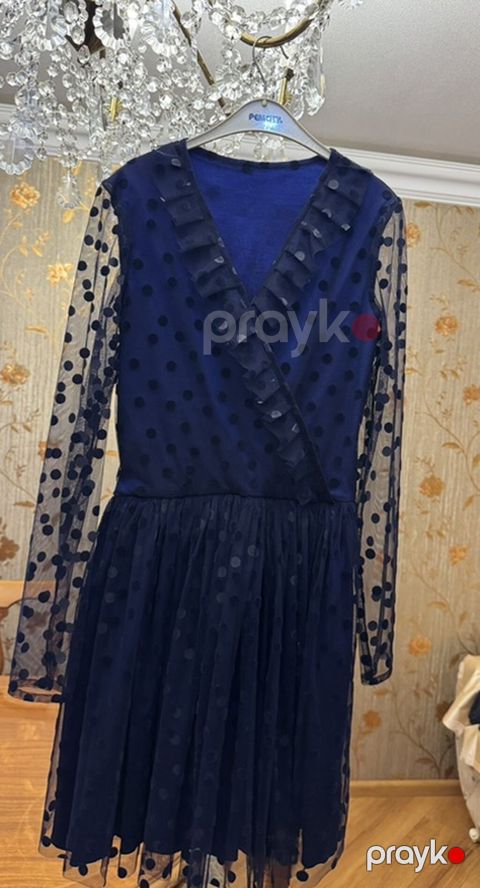 Tünd göy rəngdə zərif don - Model: “wrap” effektli V-yaxa, büzgülü — Bakı
