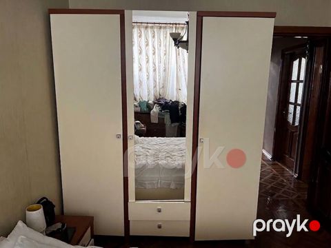 Üçqapılı paltar şkafı - Rəng: krem və qəhvəyi kombinasiyası, ortada — Bakı