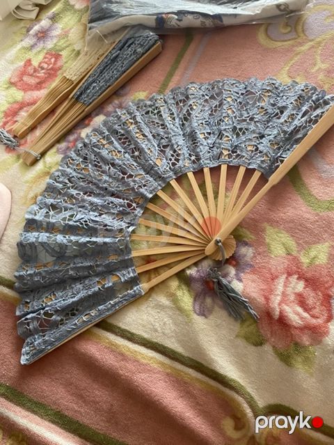 Dantelli əl yelpiri - Material: Təbii taxta çubuqlar, incə boz rəngli — Bakı