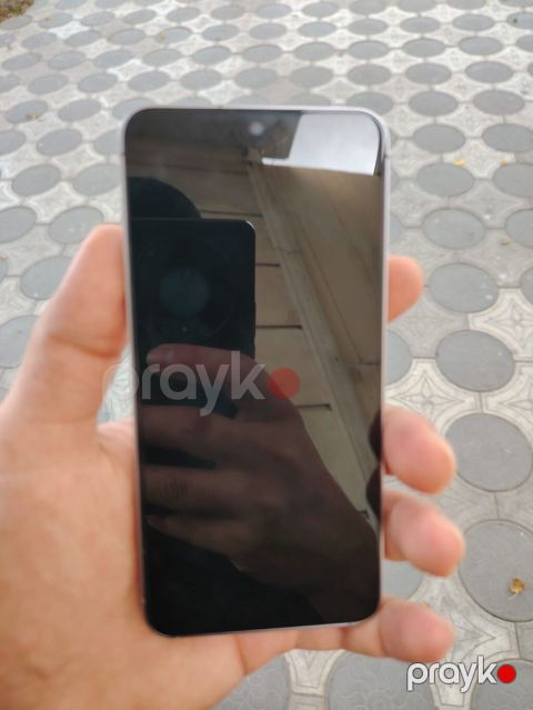 Smartfon - Tam ekranlı, nazik çərçivəli sensor ekran - Ön kamera üçün — Bakı