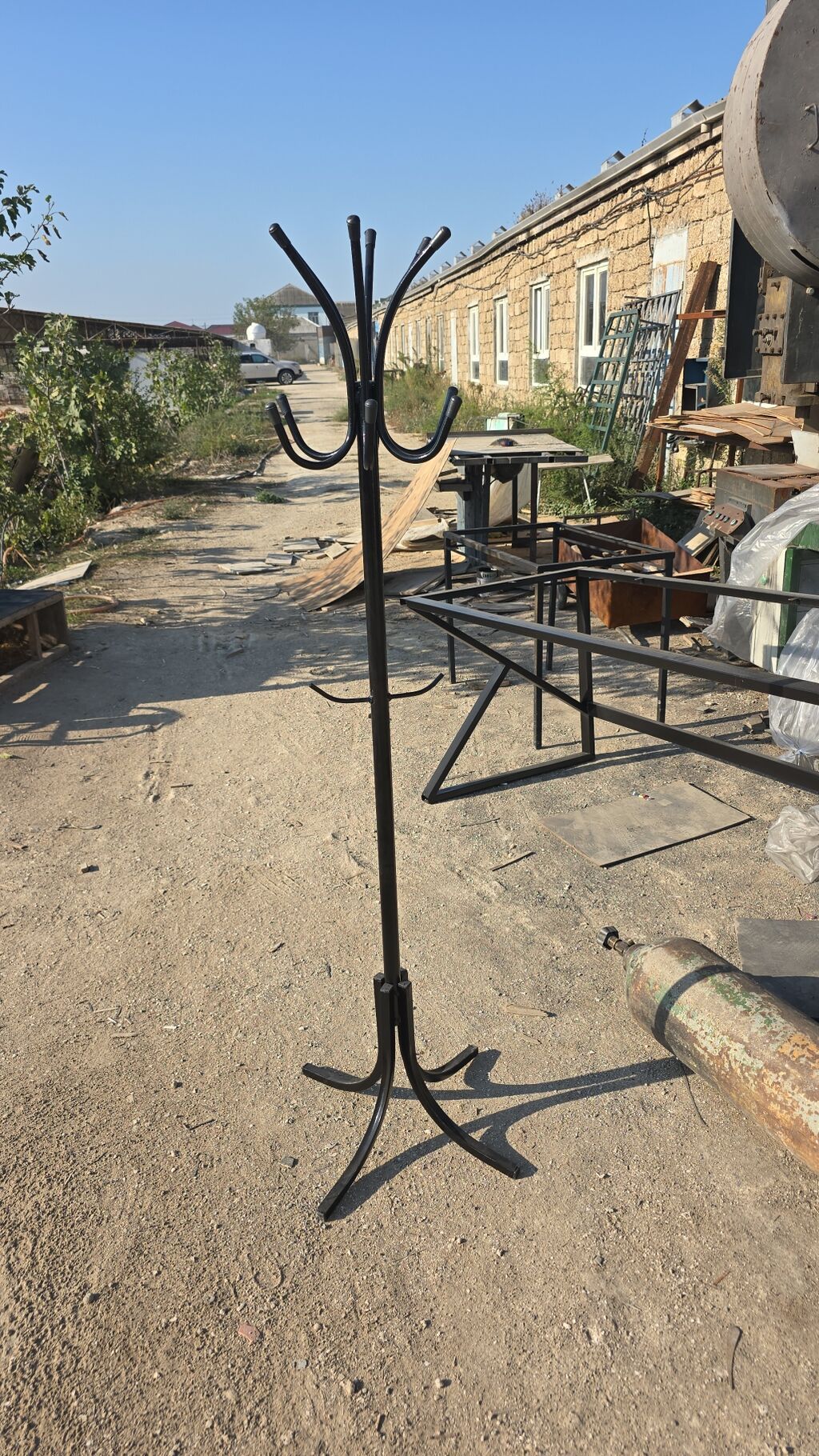 Metall asqılıq (ayaqlı paltar askısı) - Material: möhkəm metal — Asılacaqlar, Digah