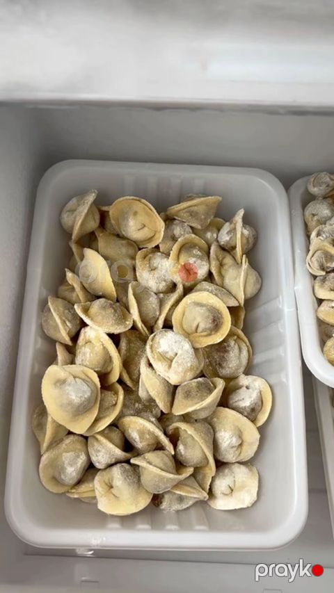 Ev üsulu dondurulmuş pelmeni (kiçik ölçü, əl ilə bükülüb) ve esl baki — Bakı