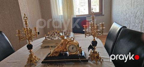 Saat ve şamdanlar birlikde 500azn. Farfor Bakudan alinib 1200azne — Digah