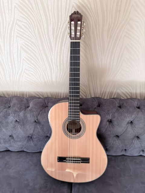 Washburn elektro-klasik gitara - Brend/model: Washburn (başlıqda loqo — Masazır