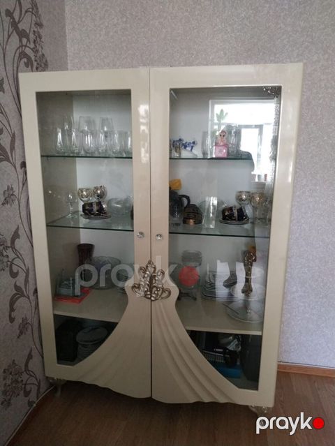 Şüşəli vitrin şkaf - Material: MDF karkas, ön tərəfdə iki ədəd geniş — Bakı