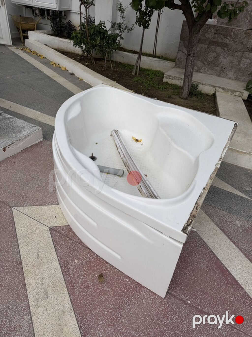 Künc tipli akril vanna - Forma: üçbucaq/künc quruluşlu, ön hissədə — Vannalar və jakuzi, Masazır (2)