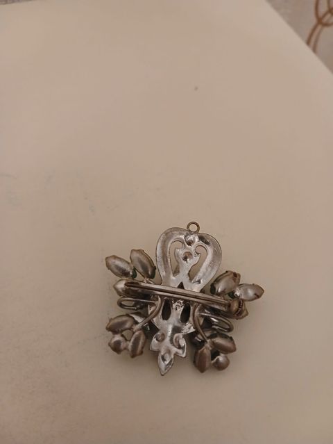 Gümüş rəngli metal bəzək broşu - Material: metal ərinti, parlaq gümüş — Broşlar
