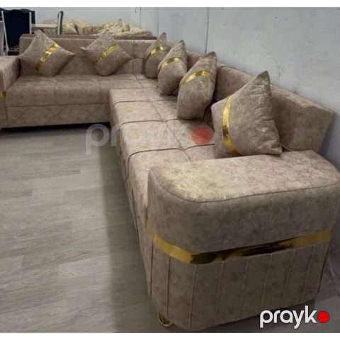 Künc divan satılır 400 azn.Acilmir+baza yoxdir.yenidir.8 eded balıṣ̌ — Bakı