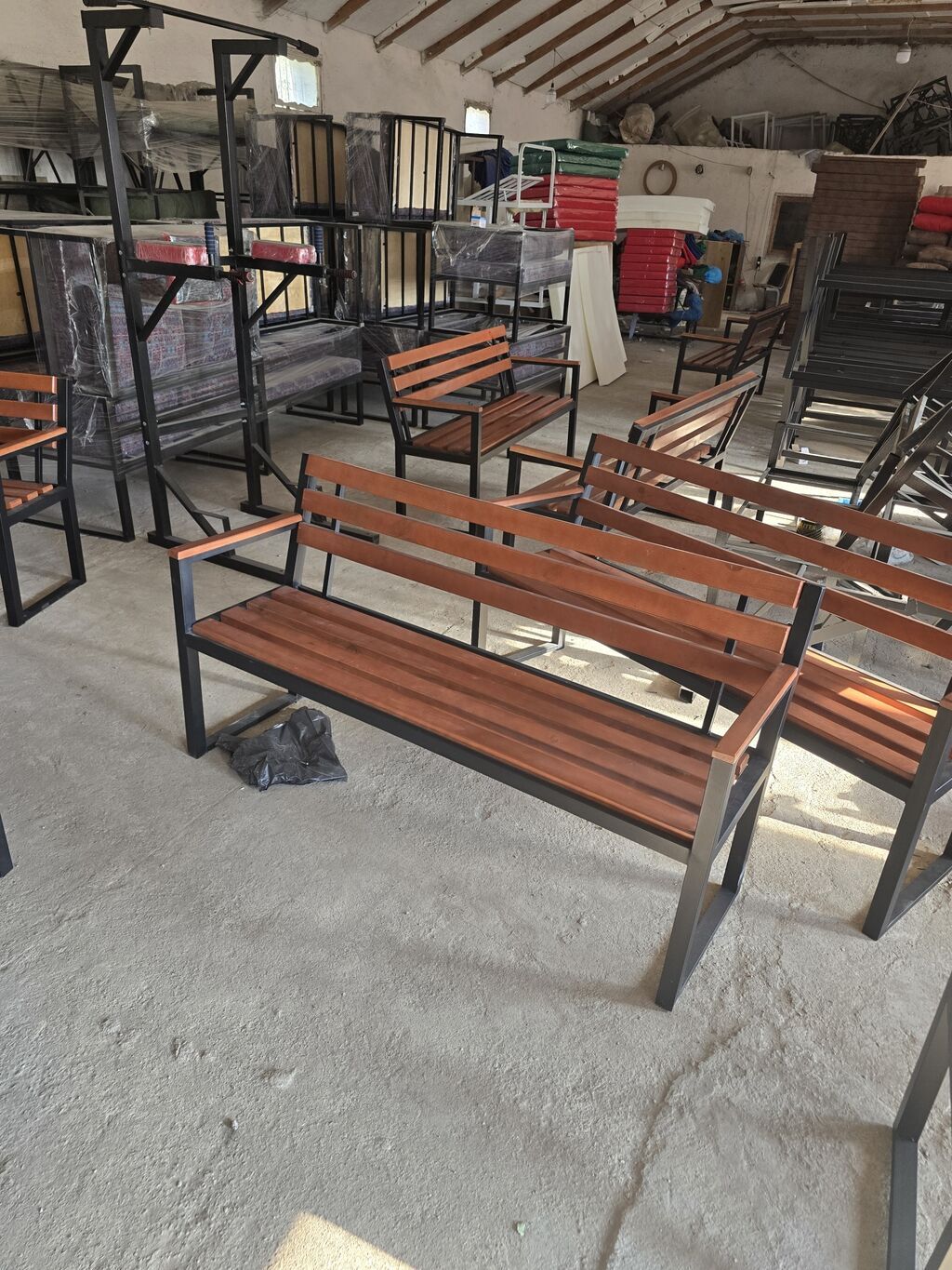 Metall karkaslı taxta skamya - Dizayn: Düz xətlərə malik, qoltuqlu — Skamyalər, Digah (3)