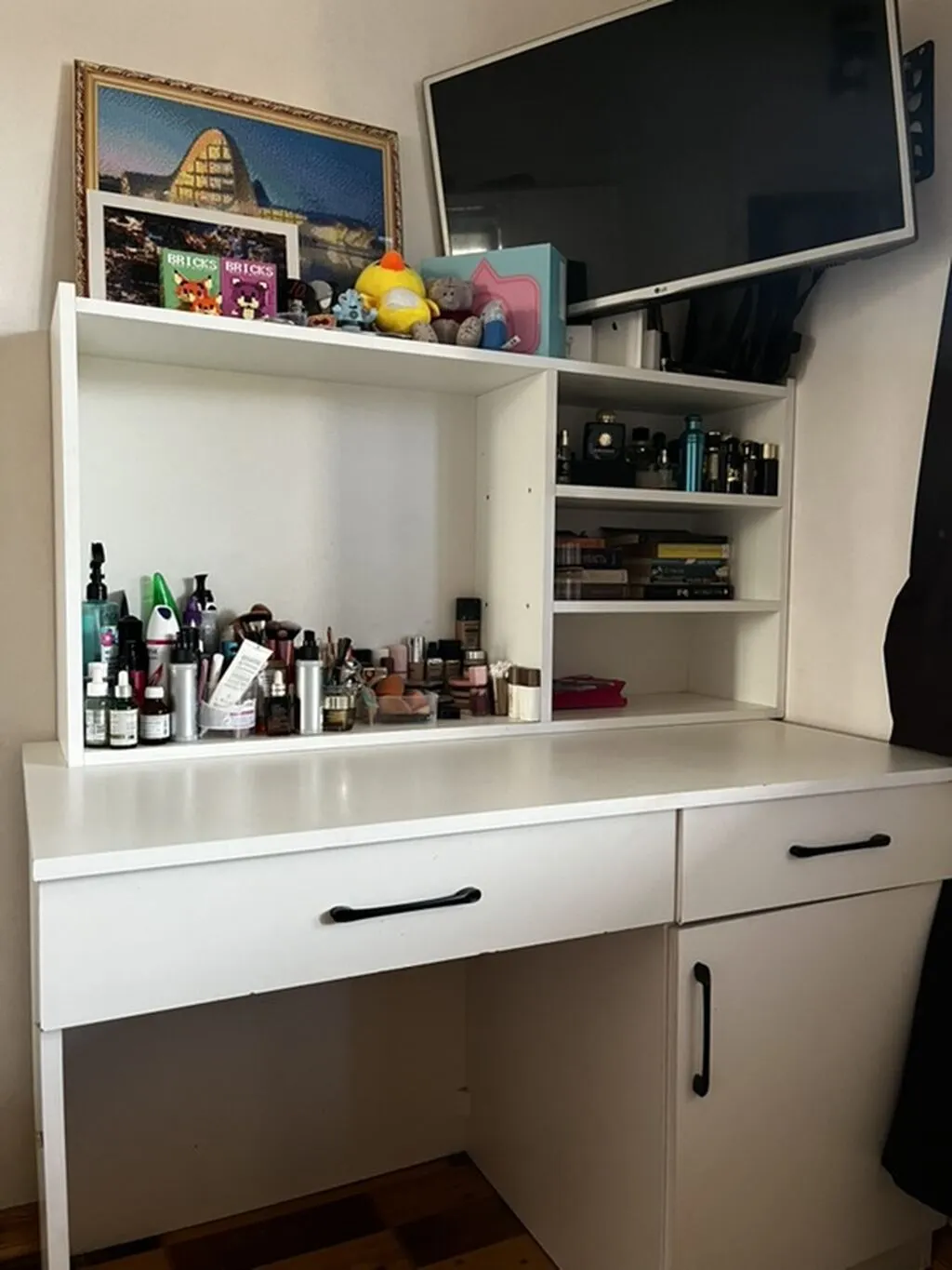 Ağ rəngli kosmetik/iş masası – üst şkaflı model — Bakı