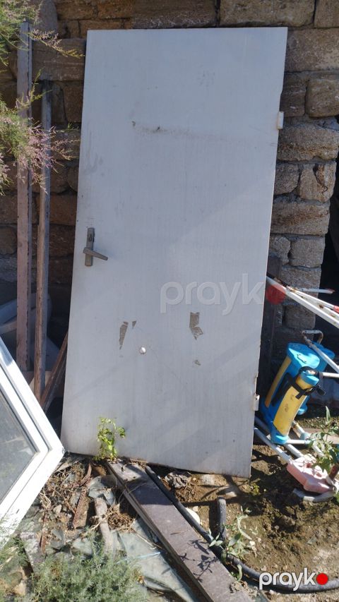 İki ədəd qapı dəsti 1) Metal qapı: - Rəng: açıq boz - Material: metal — Bakı