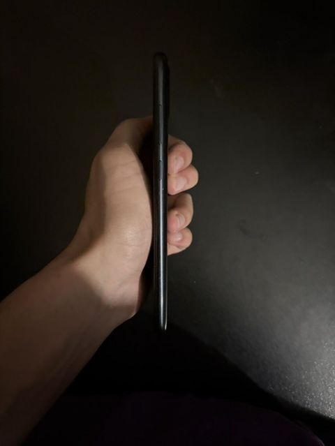Smartfon – qara rəngdə, nazik korpus Xüsusiyyətlər: - Yan hissədə səs — Xırdalan
