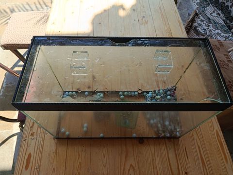Şüşə akvarium satılır. - Material: qalın şüşə, küncləri silikonla — Digah