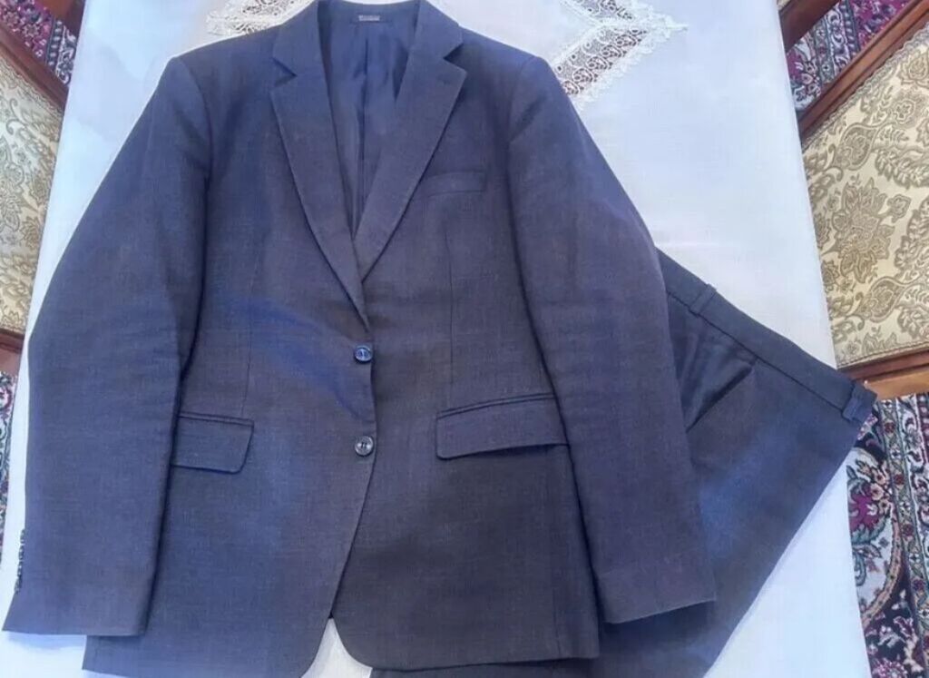Geyim: Kişi kostyum dəsti Marka: Gövən (etiketdə “Goven” görsənir) — Toy paltarı, Bakı (6)