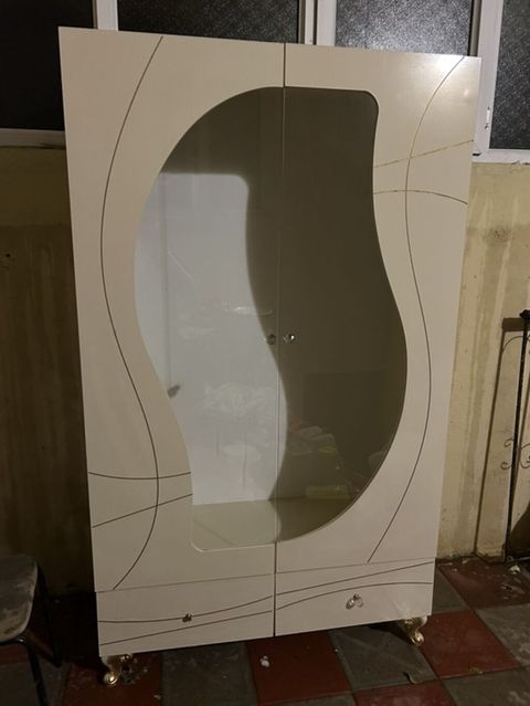 Müasir dizaynlı vitrin/şkaf - Material: parlaq krem rəngli Mdf/ldsp — Gəncə