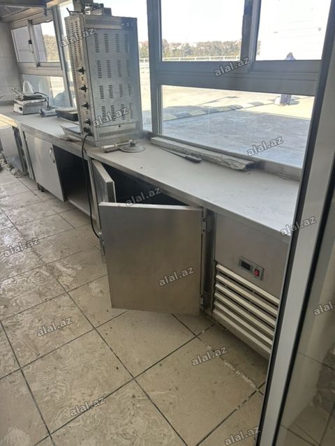 Paslanmayan poladdan sənaye tipli soyuducu bölməli iş masası — Bakı
