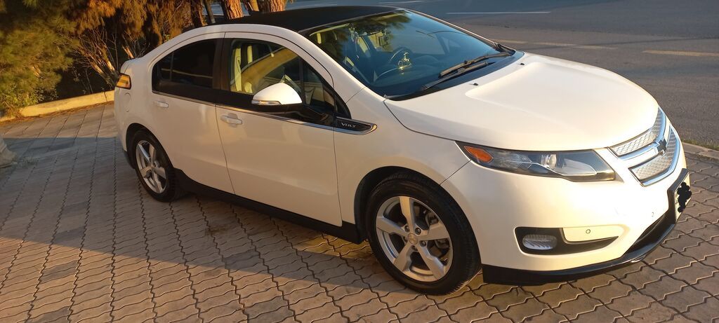 Chevrolet Volt – plug-in hibrid liftbek - Kuzov: 5 qapılı liftbek, ağ — Avtomobillər, Gəncə (5)