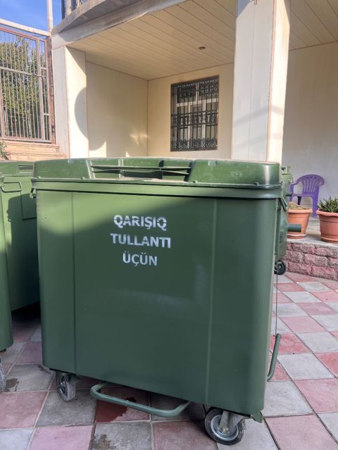 Zibil qutusu dəmir 1100L və ya 1.1kub Mağaza bağlandığı üçün satılır — Bakı