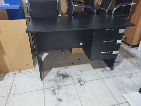 Yeni, İşçi üçün, Dördbucaq masa — Bakı