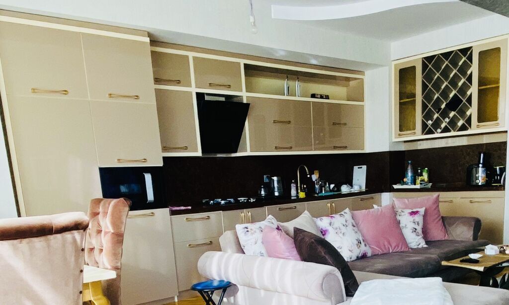 Mətbəx mebeli dəsti – müasir dizayn, açıq bej parlaq fasadlar və — Mətbəx mobilyası, Bakı (3)