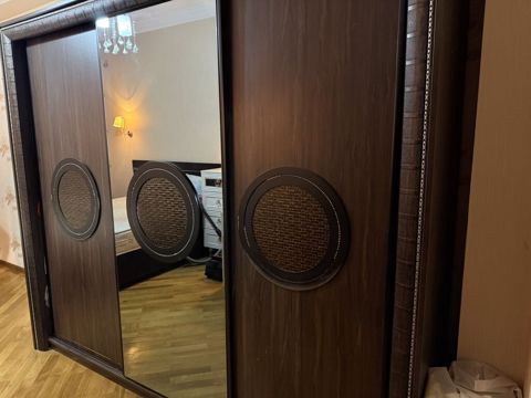 Geniş sürgülü qapılı garderob - Material: Tünd qoz rəngli Mdf/ldsp — Bakı